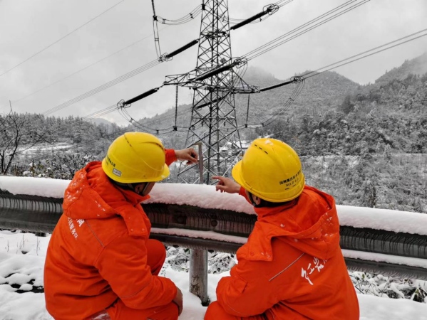 國家電網(wǎng)紅巖（彭水運(yùn)檢）共產(chǎn)黨員服務(wù)隊隊員正在測積雪厚度。蔡光進(jìn)攝