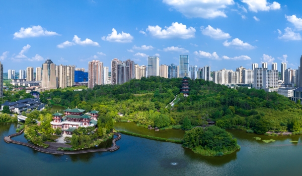 一江碧水、三面青山、六水繞城、九湖美景的山水城市。永川區(qū)委宣傳部