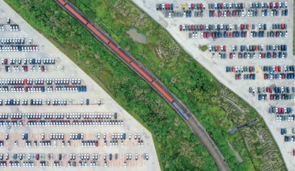 “永川造”汽車在家門口“坐”上中歐班列，直裝直發(fā)直達歐洲。永川區(qū)委宣傳部供圖