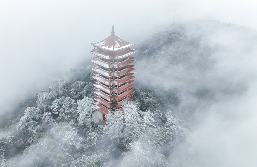 1月22日，北碚區(qū)縉云山白雪皚皚，景色迷人。特約攝影 秦廷富/視覺重慶