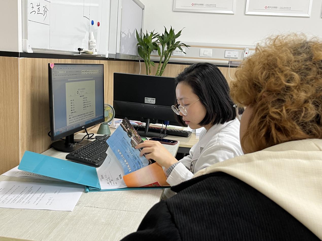 患者辦理出院。重慶東大肛腸醫(yī)院供圖