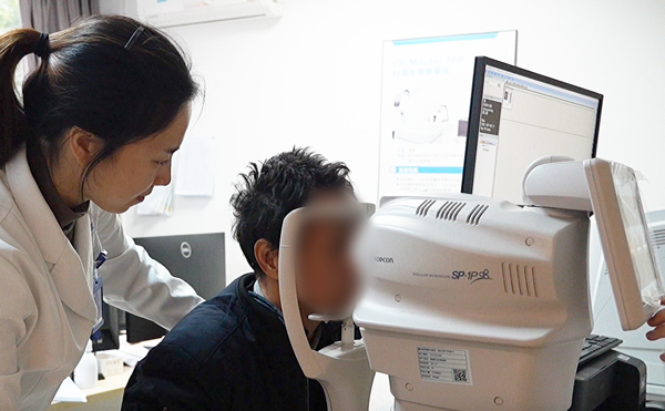 醫(yī)務(wù)人員為患者進行眼部檢查。重慶普瑞眼科醫(yī)院供圖