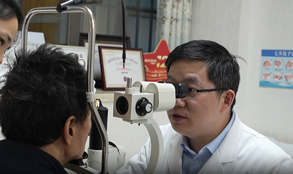 醫(yī)生為患者檢查眼部情況。重慶普瑞眼科醫(yī)院供圖