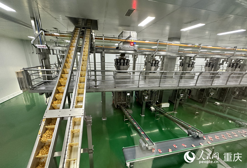 涪陵榨菜集團的烏江榨菜智能化生產(chǎn)車間。人民網(wǎng)記者 劉政寧攝