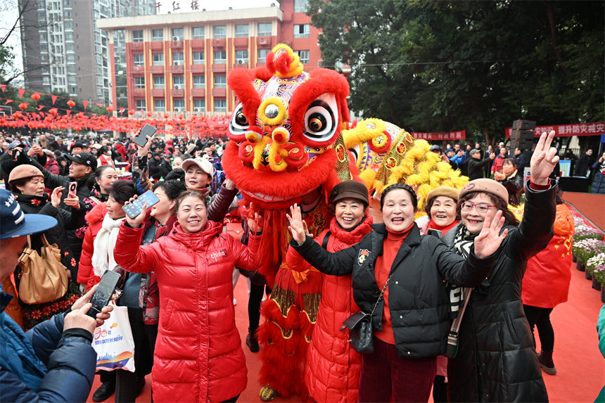 現(xiàn)場(chǎng)處處洋溢著濃濃的社區(qū)鄰里情。郭旭攝