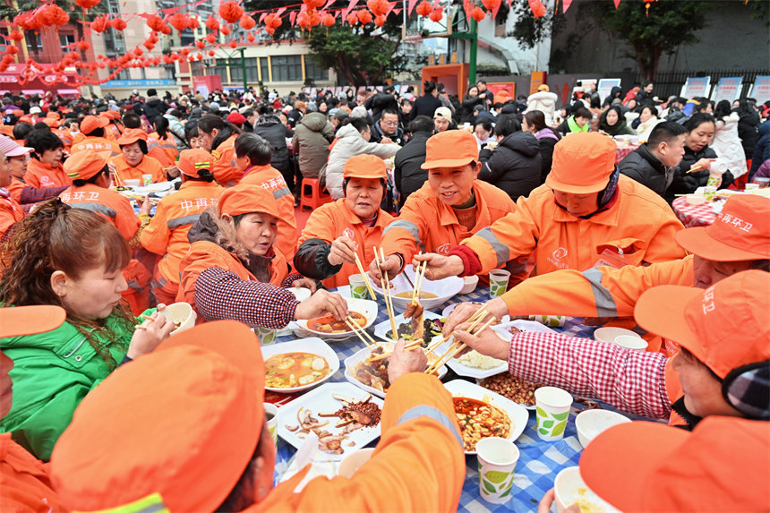 “城市美容師”開(kāi)心團(tuán)年。郭旭攝