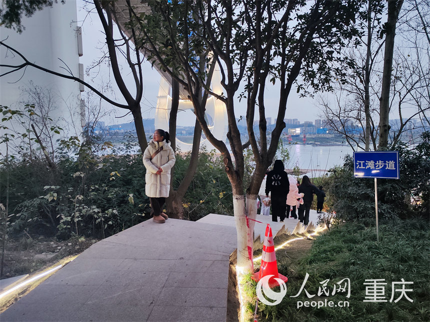 新修建的沿江步道方便市民到江灘游玩。