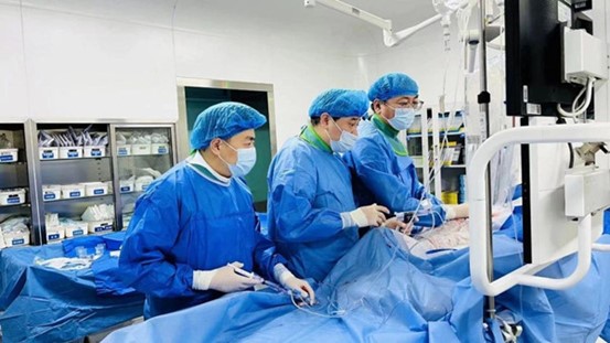 宋明寶（右一）團(tuán)隊(duì)手術(shù)中。重慶西區(qū)醫(yī)院供圖