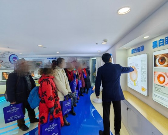 市民參觀眼健康科普基地。重慶愛爾眼科醫(yī)院總院供圖