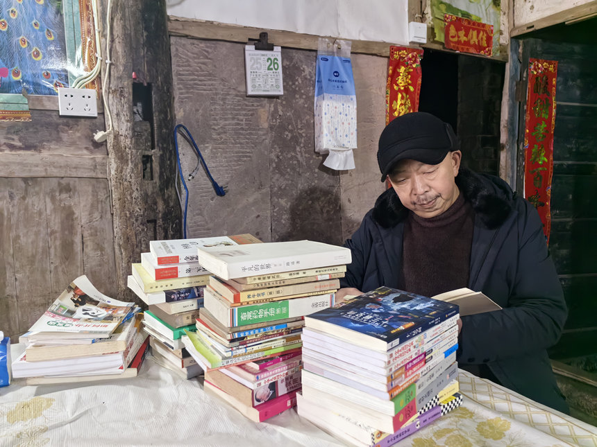 王治倫在家整理翻閱書籍。徐雯瑄攝