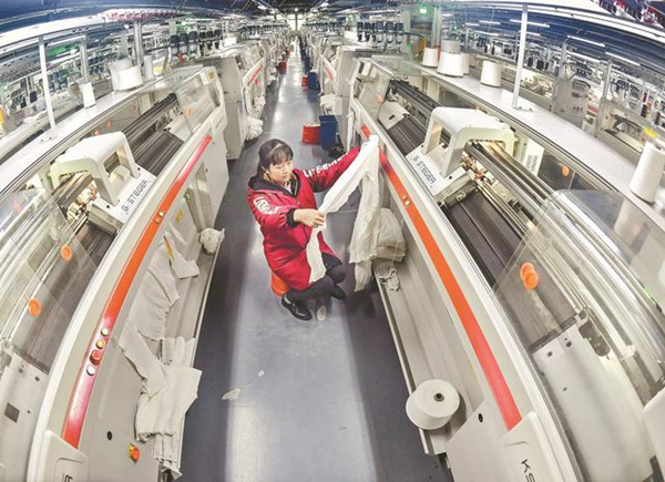 前鋒區(qū)沐琳制衣有限公司員工在生產(chǎn)車間認(rèn)真作業(yè)。前鋒區(qū)融媒體中心供圖
