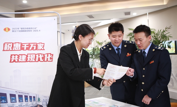 在西南大學(xué)“天生有為”眾創(chuàng)空間，北碚區(qū)稅務(wù)人員正為大學(xué)生講解就業(yè)創(chuàng)業(yè)稅收優(yōu)惠政策。吳淼攝