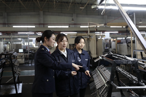 近日，涪陵區(qū)稅務(wù)人員走訪重慶美心翼申機(jī)械股份有限公司，了解生產(chǎn)經(jīng)營情況，宣傳稅收優(yōu)惠政策。馬曉敏攝