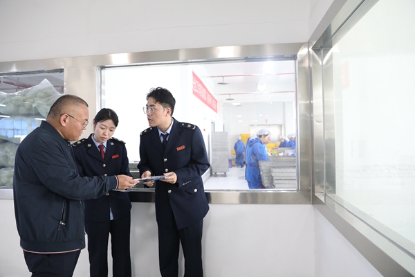 巫山縣稅務(wù)局大昌稅務(wù)所青苗服務(wù)隊(duì)走訪轄區(qū)企業(yè)，輔導(dǎo)其適用的稅費(fèi)優(yōu)惠政策。余琦攝