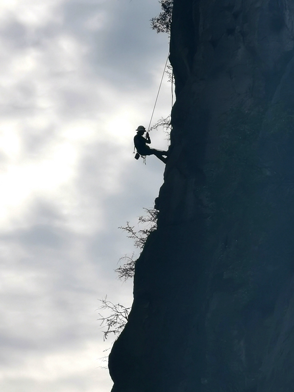 《高空攀巖，地調(diào)剪影》。7月，為做好庫區(qū)危巖治理工作，重慶地質(zhì)礦產(chǎn)研究院派出“蜘蛛人”開展高空調(diào)查，為監(jiān)測設(shè)備安裝找準定位。鄧朝松攝