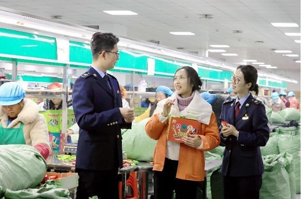 近日，秀山縣稅務(wù)人員走進(jìn)振雄塑膠制品有限公司的生產(chǎn)車間，了解生產(chǎn)情況，宣傳輔導(dǎo)出口退稅等相關(guān)稅收政策。賴亭穎攝