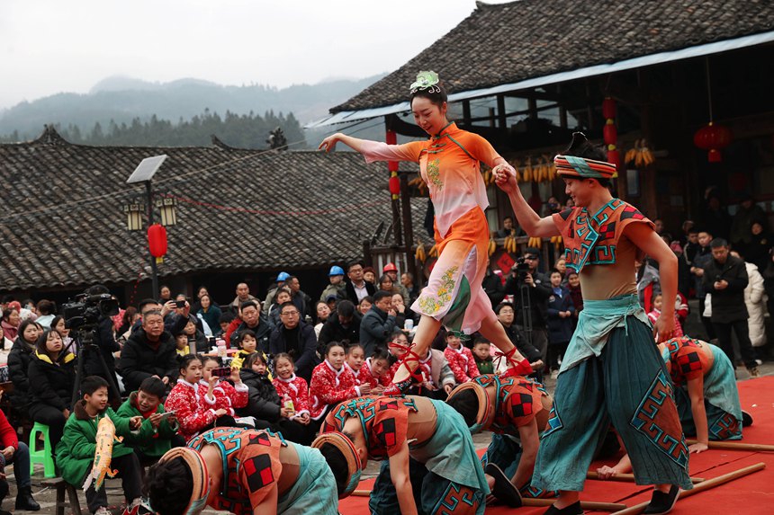 黔江區(qū)小南海鎮(zhèn)橋梁村古楓寨舉辦村晚。楊敏攝