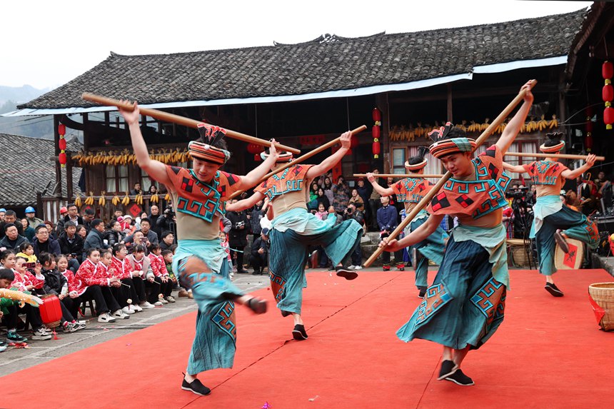 黔江區(qū)小南海鎮(zhèn)橋梁村古楓寨舉辦村晚。楊敏攝