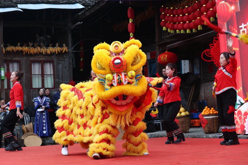黔江區(qū)小南海鎮(zhèn)橋梁村古楓寨舉辦村晚。楊敏攝