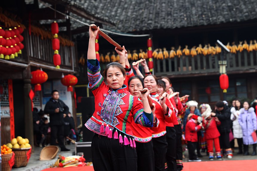 黔江區(qū)小南海鎮(zhèn)橋梁村古楓寨舉辦村晚。楊敏攝