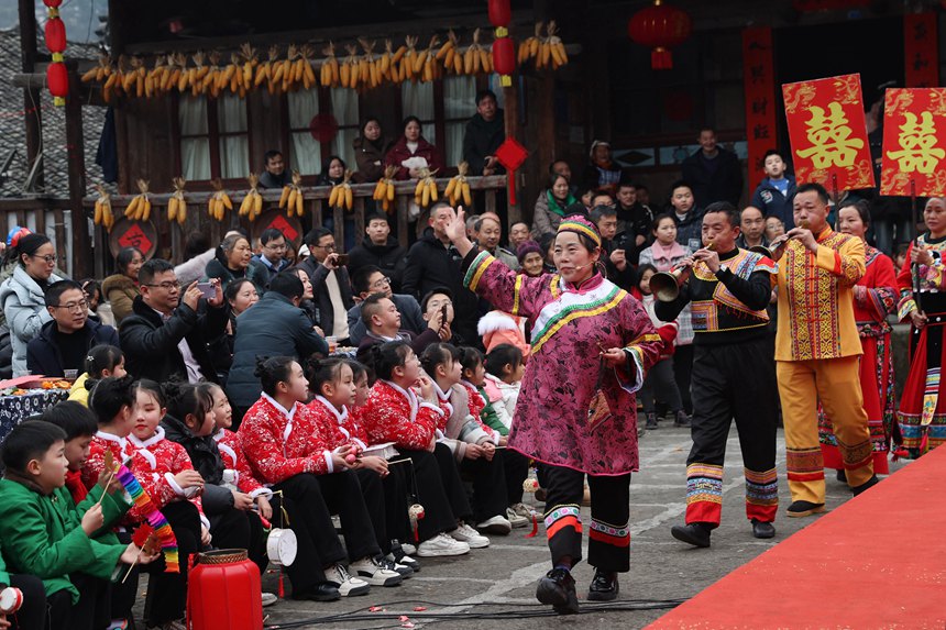 黔江區(qū)小南海鎮(zhèn)橋梁村古楓寨舉辦村晚。楊敏攝