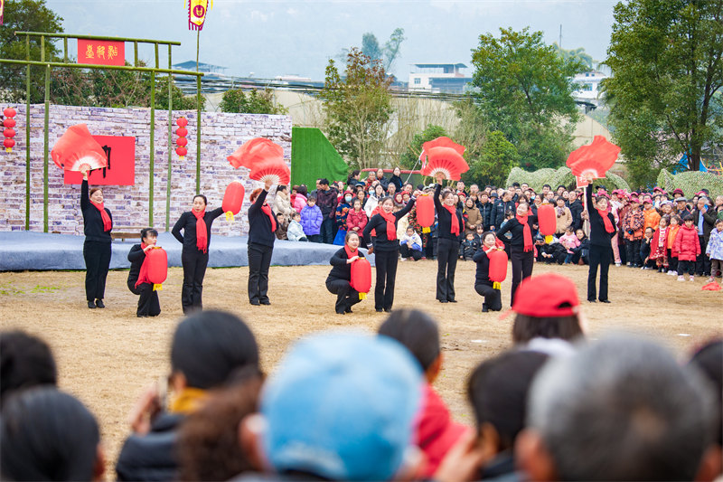 文藝演出帶來了濃濃的“年味”。侯本艷攝