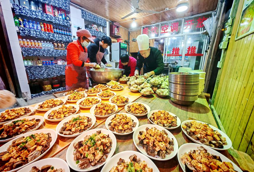 商家正在準(zhǔn)備菜品。蘇展攝