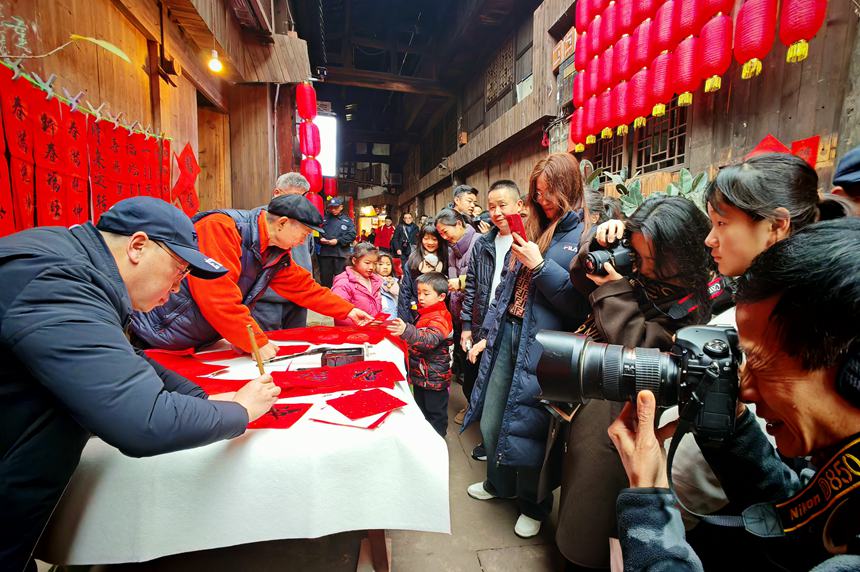 書法愛好者揮毫潑墨。蘇展攝