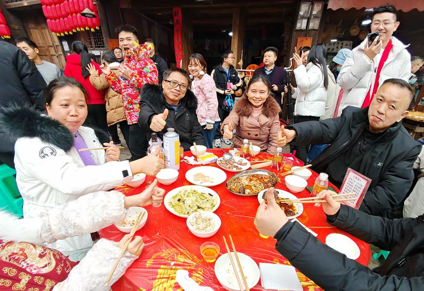 游客享用美食。蘇展攝