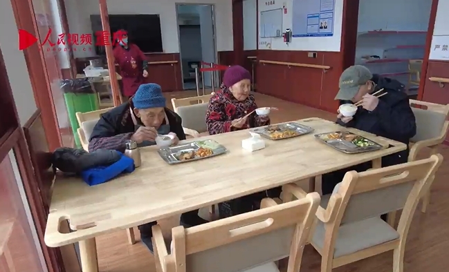 									長者食堂暖胃也暖心					1月31日，重慶迎來了新一輪雨雪降溫天氣。中午11點過，78歲的胡幫玉和老伴來到位于重慶大足區(qū)龍灘子街道的長者食堂，看看今天中午吃點什么。“來個紅燒丸子、燒白，再來個兒菜?！焙鷰陀窈屠习楦髯赃x了自己喜歡的菜品，便落座就餐：“年紀大了本來就不想做飯，這幾天天氣冷了，更不想動。食堂解決了吃飯這個大問題，菜品有保障，味道也可口...				