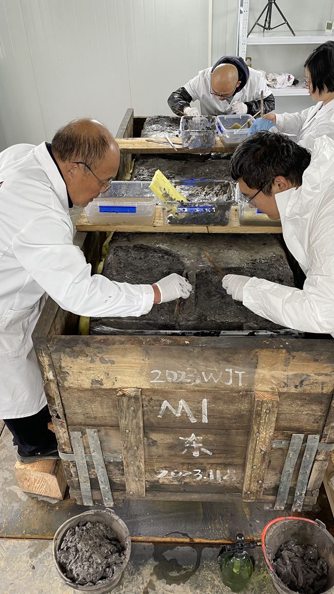 考古人員正在實驗室清理出土文物。黃偉 攝