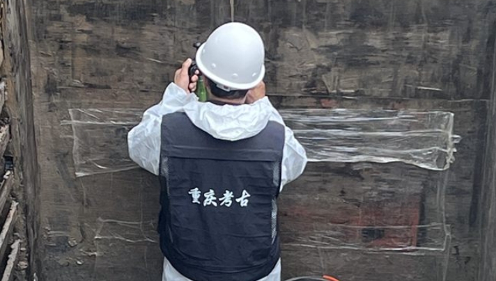 									過年，是回家，更是“穿越回現實”					新春將至，對于常年堅守一線的考古工作者而言，這也是他們從大山、江邊、森林等考古一線“回家”匯報工作的日子。2月1日，2023年度川渝地區(qū)重要考古發(fā)現報告會舉行。這場以兩地2023年考古重要成果為背景的活動，開啟了一場關于考古的特別“聯歡”。				