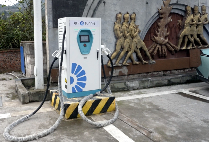 石柱停車區(qū)的“快卜”充電樁顯示故障。吳汪洋攝