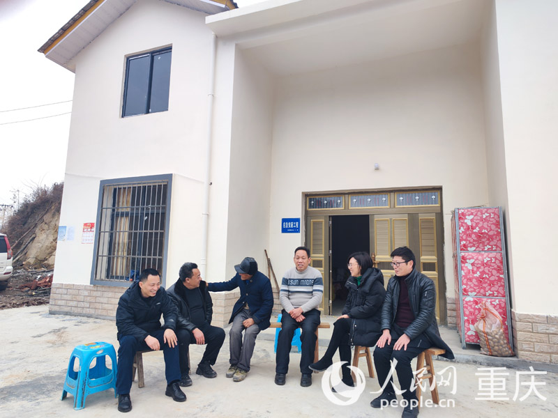 新居院壩里，村干部和村民程地同拉家常。人民網 陳琦攝