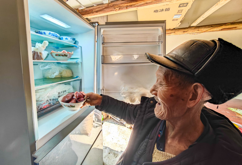 新居院壩里，村干部和村民程地同拉家常。人民網 陳琦攝