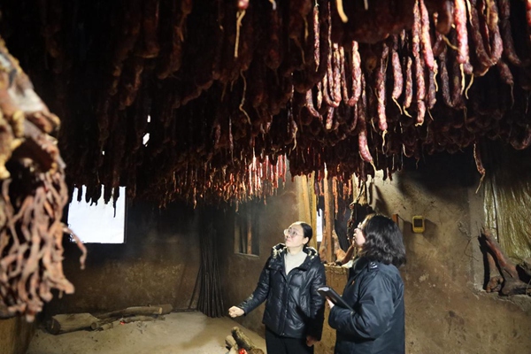 近日，城口縣稅務(wù)人員走訪重慶巴山物語食品加工有限公司，了解生產(chǎn)經(jīng)營情況，宣傳相關(guān)稅收優(yōu)惠政策。重慶市稅務(wù)局供圖