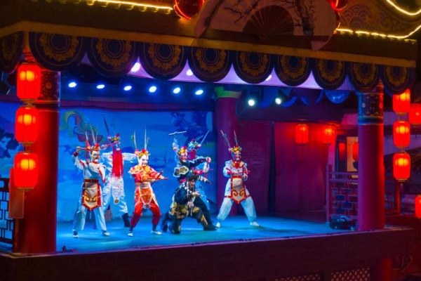 融創(chuàng)渝樂小鎮(zhèn)表演。重慶融創(chuàng)文旅城供圖