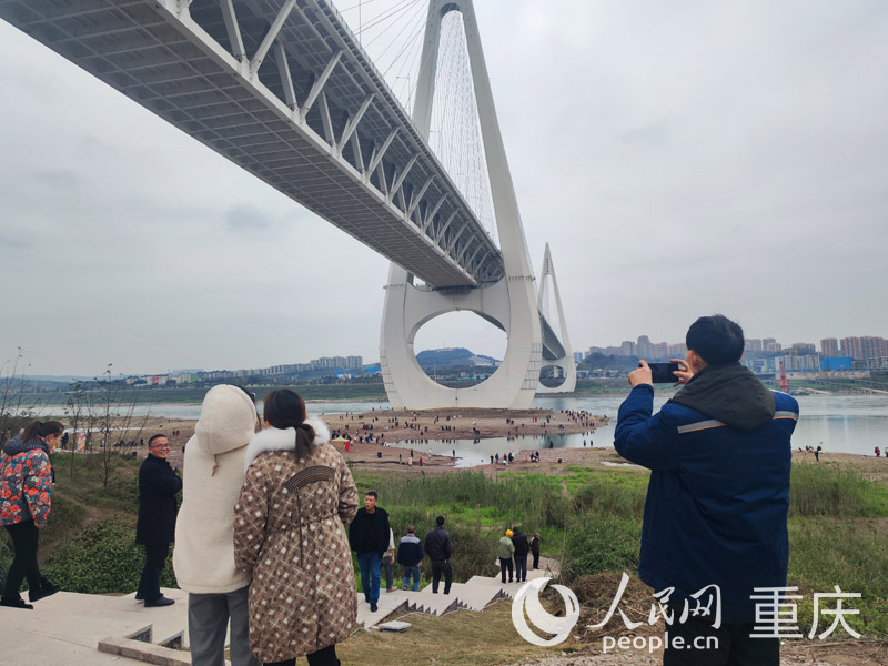 市民在新修好的觀景平臺拍照打卡。人民網(wǎng) 陳琦攝