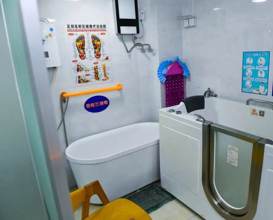 									“澡”回幸福，迎新春					洗澡，對年輕人來說或許是件很容易的事，但對上了年紀的老人來說，這是一件費心費力、又可能存在危險的事兒。但是，清清爽爽過年卻是這些老人最簡單的期盼。春節(jié)的腳步越來越近，位于重慶九龍坡區(qū)石橋鋪街道柏林養(yǎng)老服務站的助浴點，最近也迎來了洗澡高峰。				