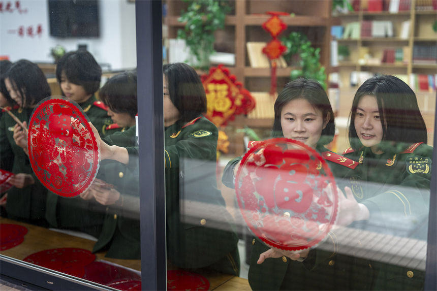 龍年新春之際，官兵們扮靚軍營，讓軍營里的年味越來越濃。王肸攝