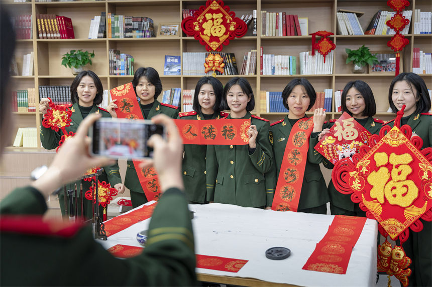 官兵們拍照留念，記錄美好瞬間。王肸攝