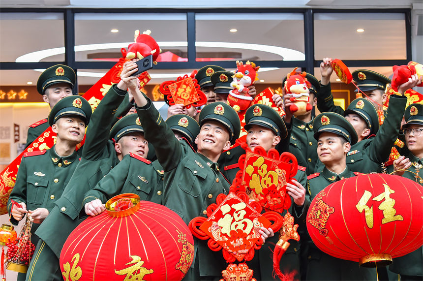 官兵們拍照留念，記錄美好瞬間。李哲攝