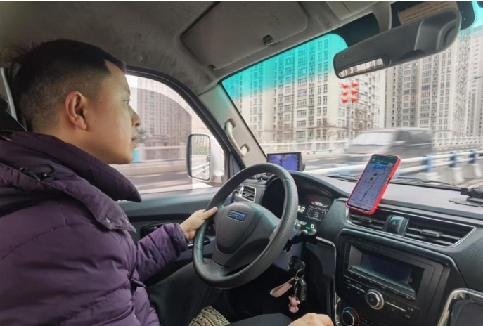 									貨車司機的“幸福賬本”					2月3日，夜幕降臨，寒冬的風從車窗外吹過，燈火照亮山城。貨車司機劉為為送完最后一個訂單后，在隨身攜帶的小本子上記下訂單時間、費用等信息。用車輪丈量重慶，是貨車司機劉為為每天的日常。他隨身攜帶的“幸福賬本”見證了他今年的收獲：月均流水達到16000元，除去貨車充電費、日常跑車餐費等必要支出，今年能掙17萬元左右。				