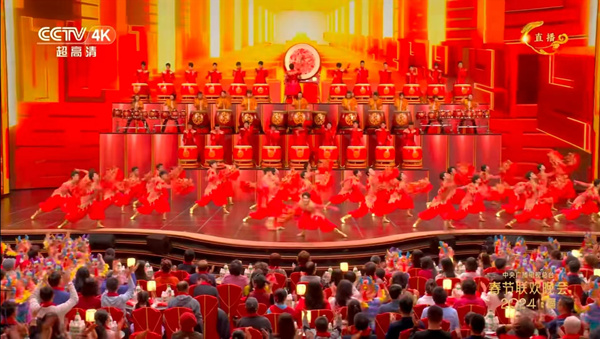 重慶大學(xué)原創(chuàng)舞蹈《手龍人》團(tuán)隊(duì)亮相央視龍年春晚開場舞《鼓舞龍騰》。重慶大學(xué)供圖