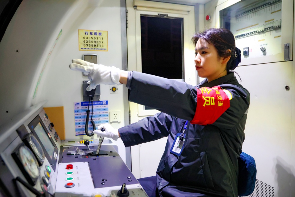 張?chǎng)螆?zhí)行列車行車任務(wù)。重慶軌道集團(tuán)供圖