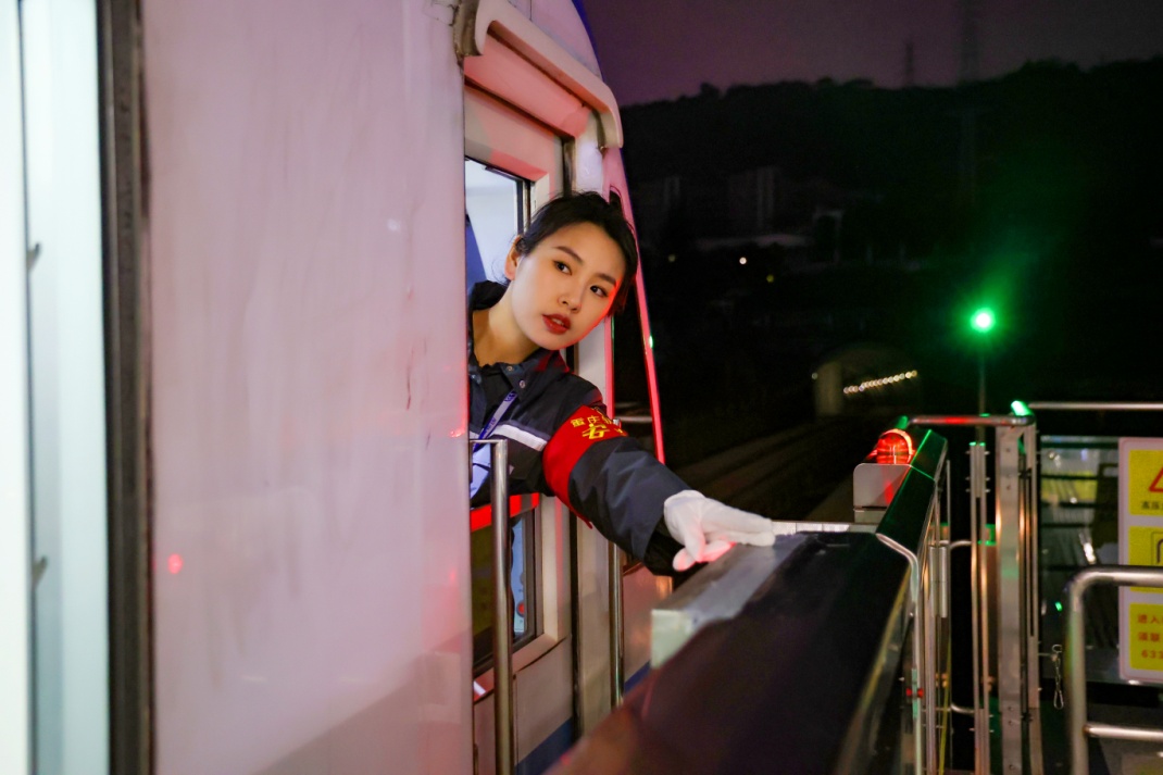 張?chǎng)螆?zhí)行列車行車任務(wù)。重慶軌道集團(tuán)供圖