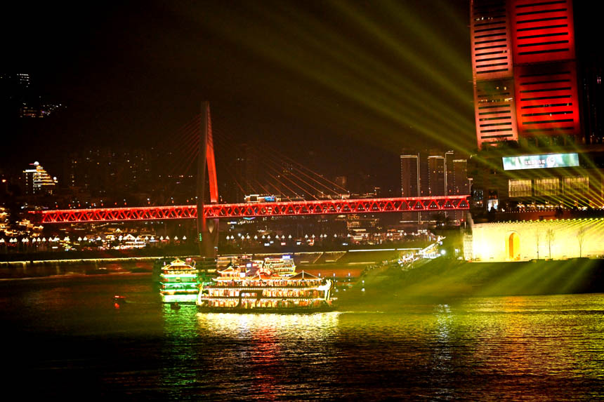 2月9日除夕夜，南岸區(qū)南濱路，燈光秀與重慶夜景交相輝映。郭旭攝