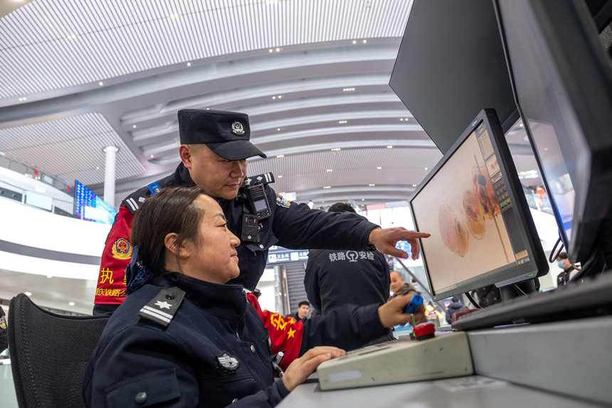在重慶西站東進站口，牟浩對安檢查危工作進行督導。王新剛攝
