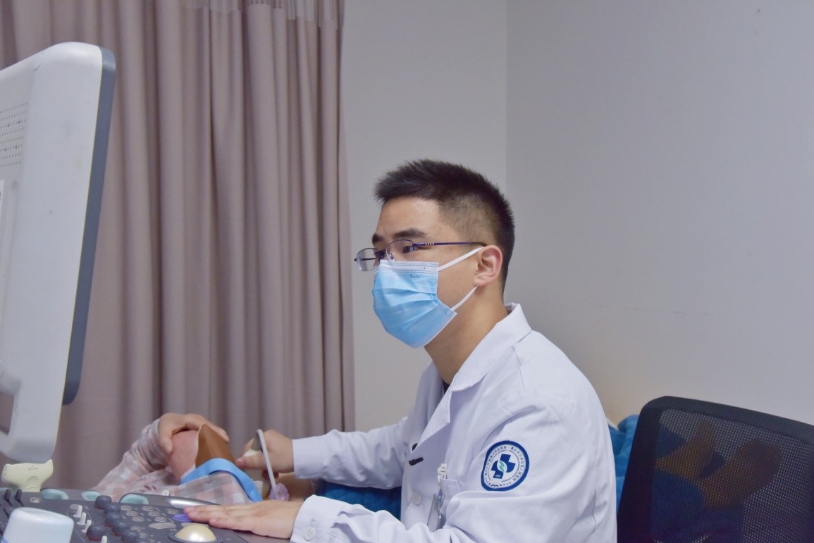 李勇軍正在工作。李裊攝