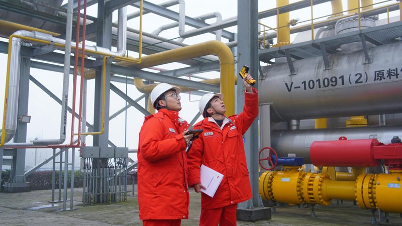 蔣春?。ㄓ遥┦褂眉t外線測溫槍測試管道溫度。龐源山攝